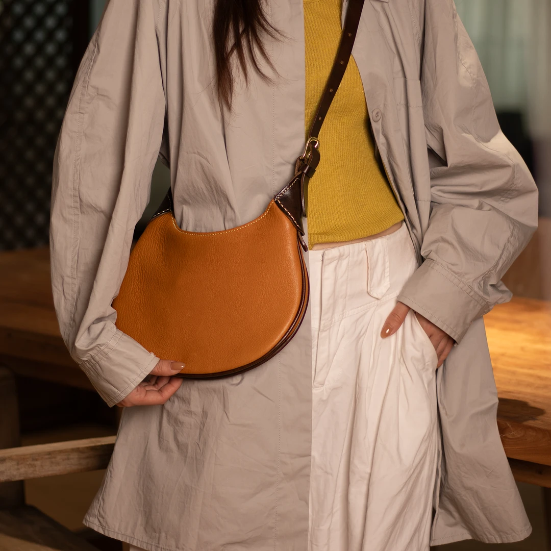 手工女包鹿皮女士月亮包 女款斜挎圆饼包7711