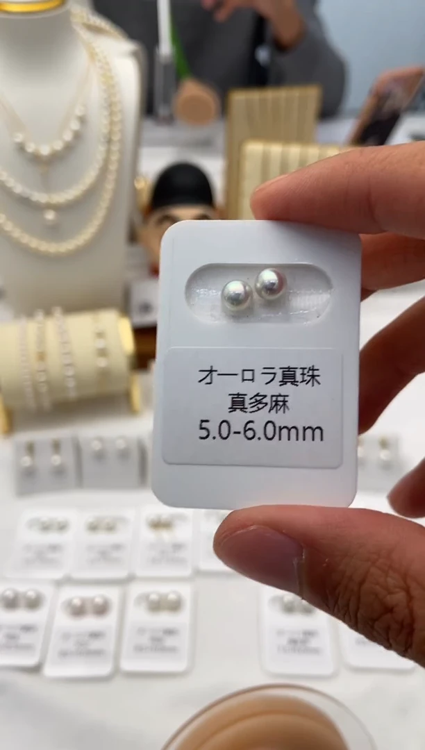 18K金镶嵌耳钉海水珍珠5.0-6.0