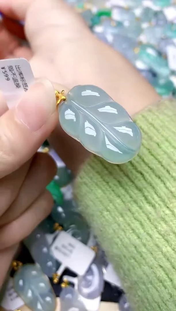 颈饰18K金镶嵌翡翠天然A货翡翠