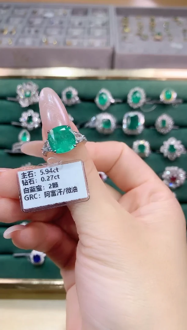 18K金镶嵌戒指祖母绿戒指