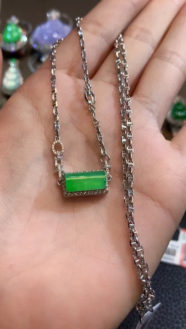 吊坠(赠链)18K金镶嵌翡翠C31