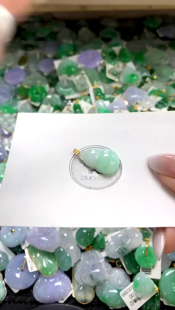 颈饰18K金镶嵌翡翠1111111111111111