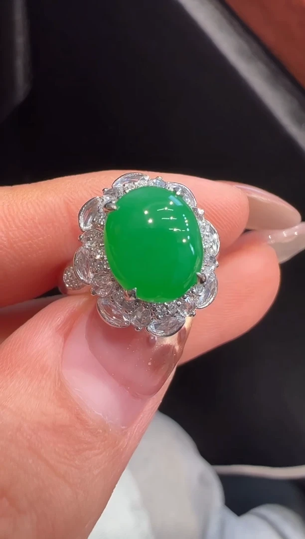 18K金镶嵌戒指翡翠戒指