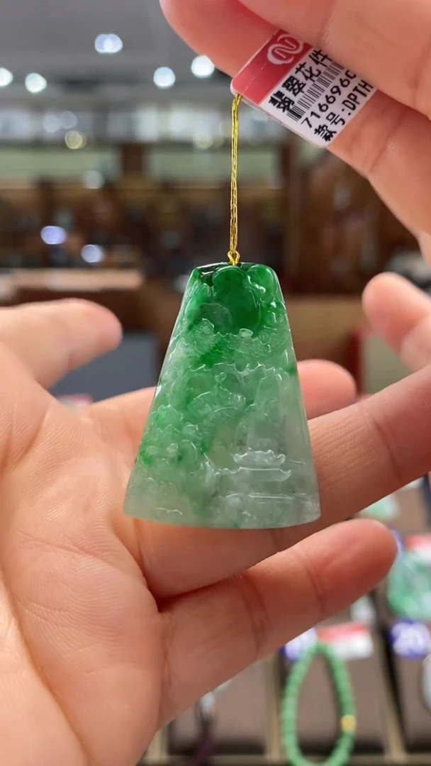 翡翠未镶嵌颈饰花件