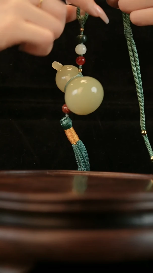 云南石竹叶青雕刻：福禄流苏挂件