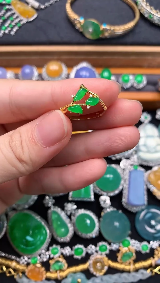 翡翠戒指18K金镶嵌翡翠