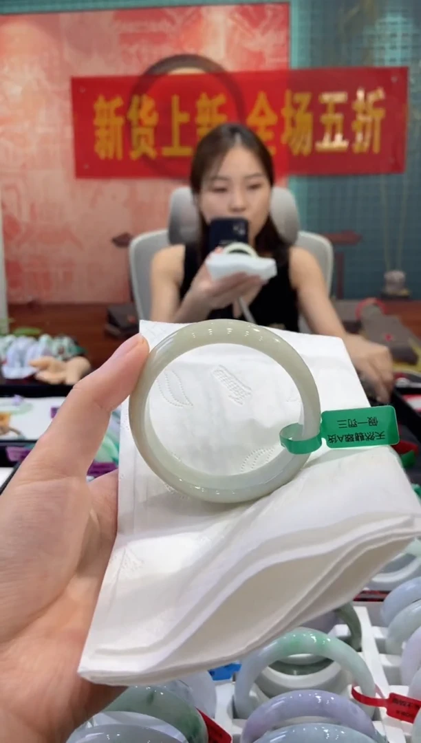 翡翠手镯未镶嵌多人25679