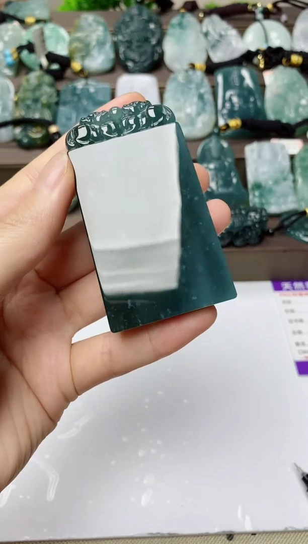 翡翠未镶嵌颈饰