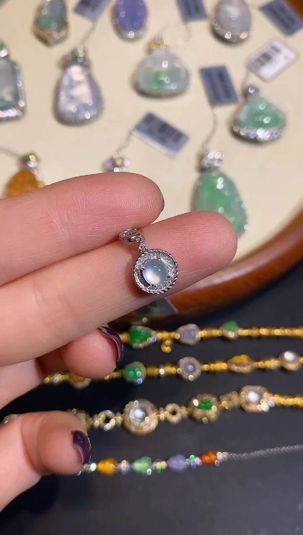 颈饰18K金镶嵌翡翠吊坠