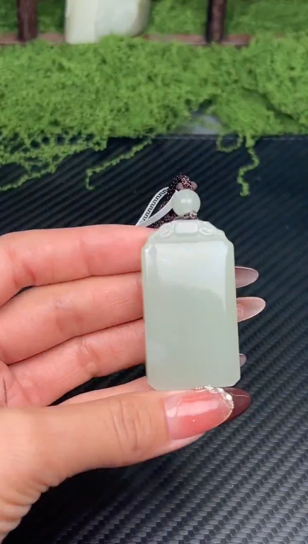 吊坠(赠链)未镶嵌和田玉且末微色差近矿吊坠