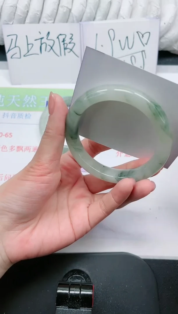 【闪购商品】石英质玉手镯未镶嵌270