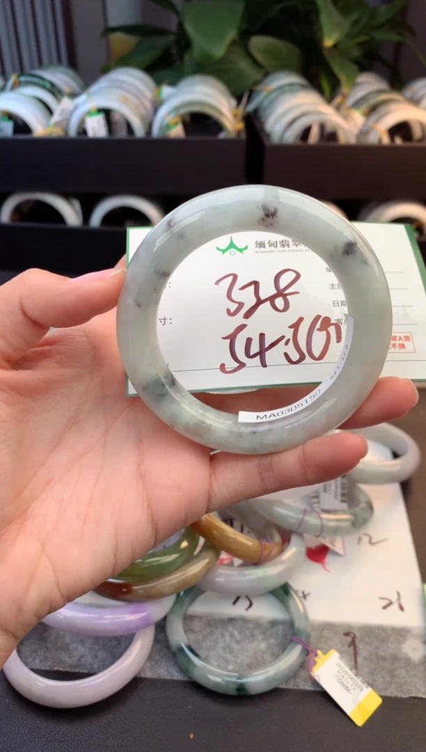 未镶嵌定制翡翠毛货需精细抛光+多人