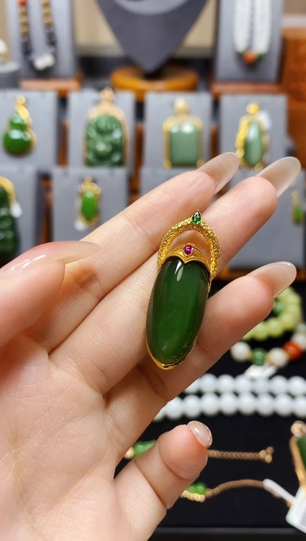 【闪购商品】和田玉碧玉冰绿猫吊坠18K金镶嵌*