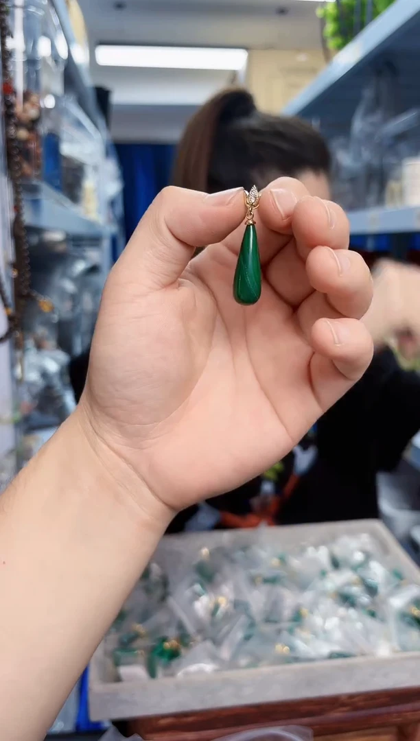 孔雀石未镶嵌吊坠(不含链)水滴吊坠一个
