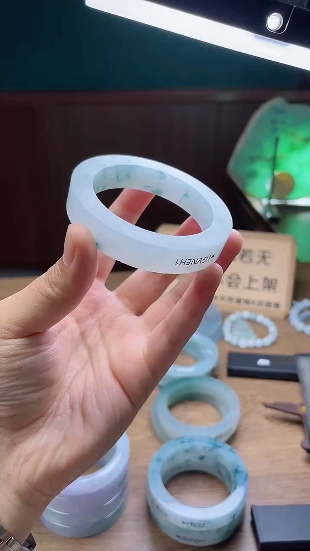 定制翡翠手镯未镶嵌小**?定制