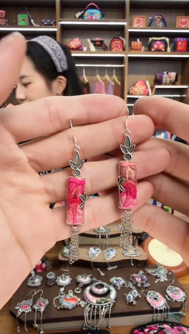 【闪购商品】织绣69蒙阿苏苗绣传承