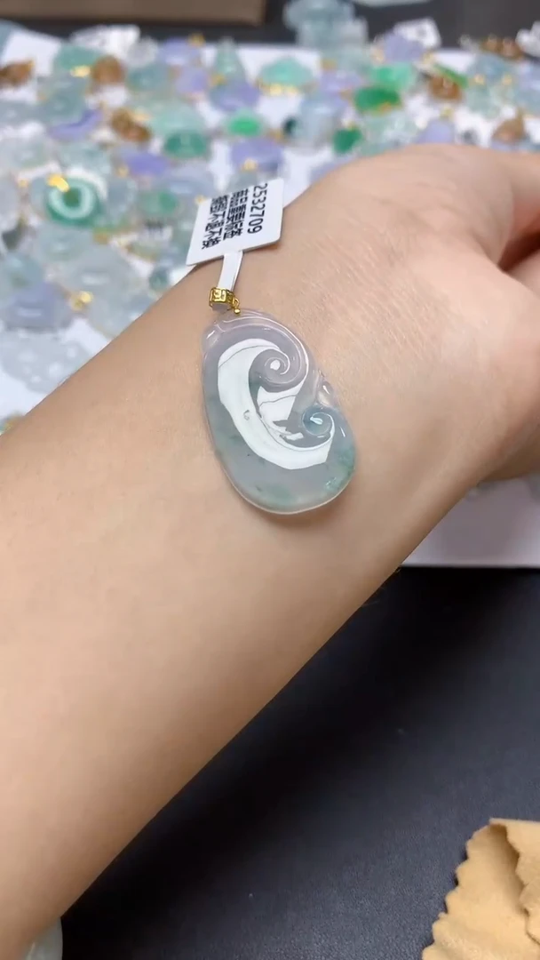 翡翠18K金镶嵌颈饰天然a货翡翠