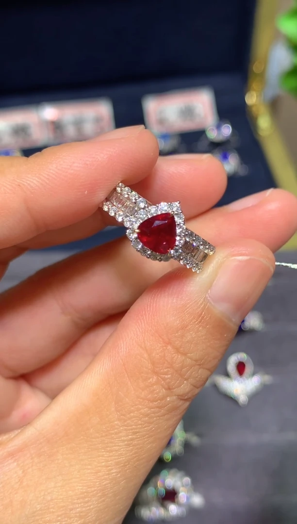 18K金镶嵌戒指红宝石1.08CT