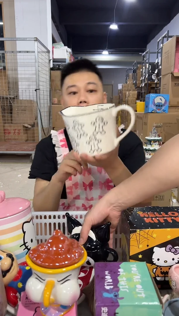 瓷片姜饼人奶壶（内外有小黑点）