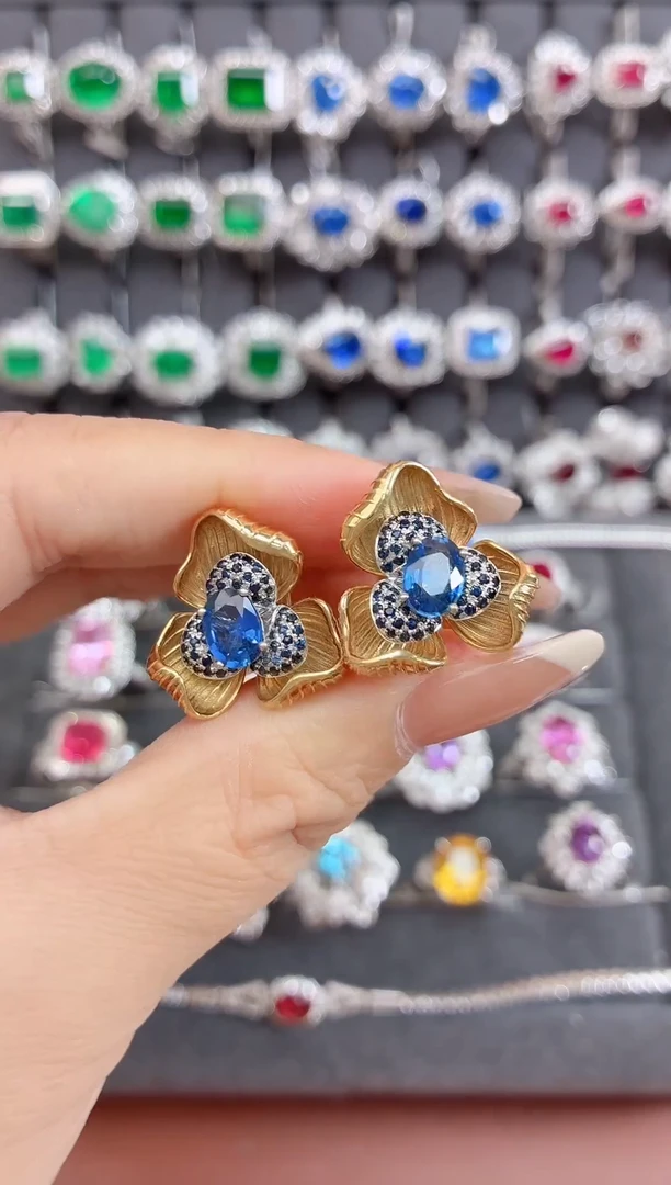 耳饰蓝宝石18K金镶嵌-2.03克拉