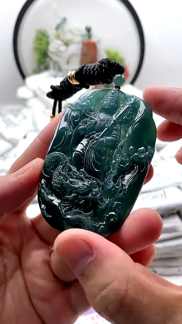 翡翠未镶嵌颈饰虚空藏