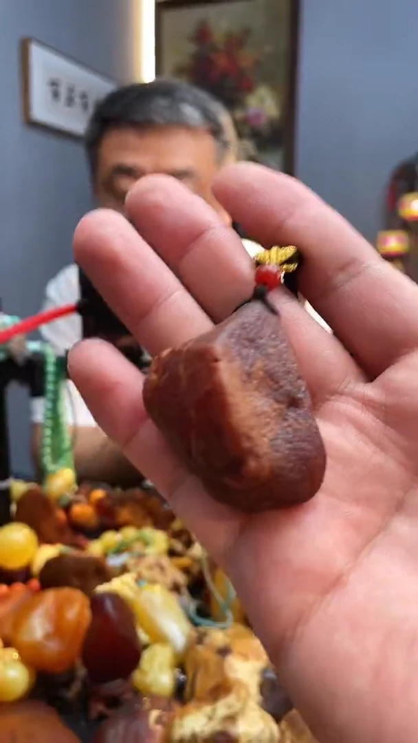 未镶嵌颈饰琥珀吊坠