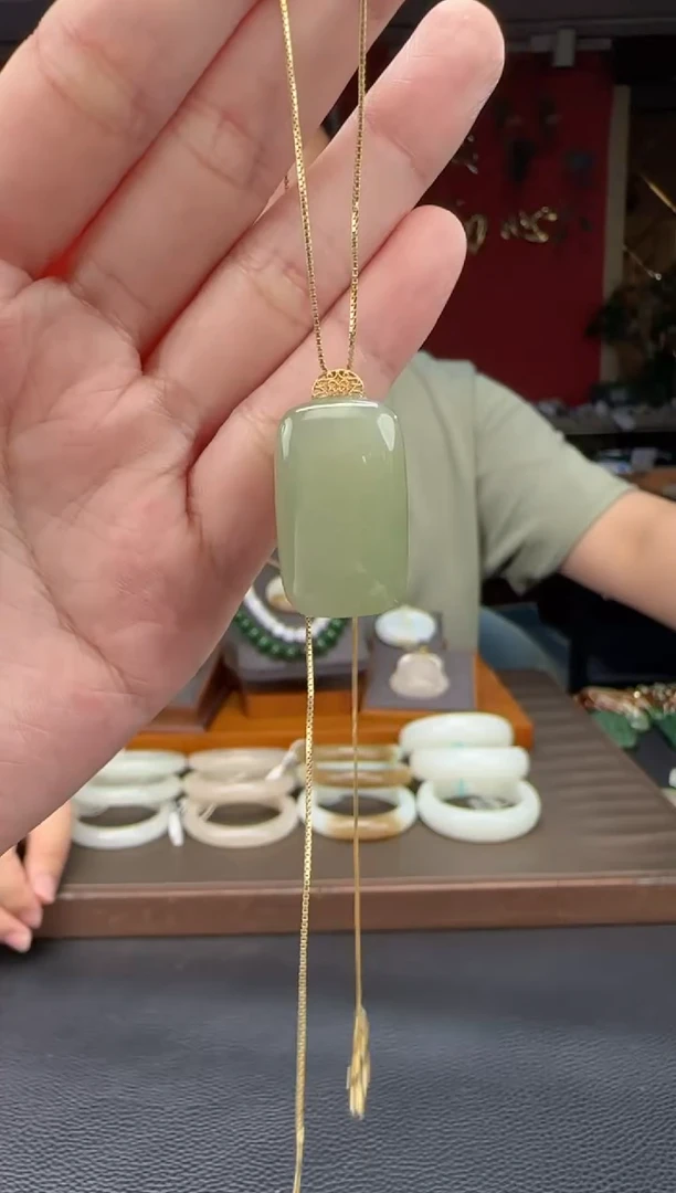 和田玉18K金镶嵌颈饰高冰晴无事牌