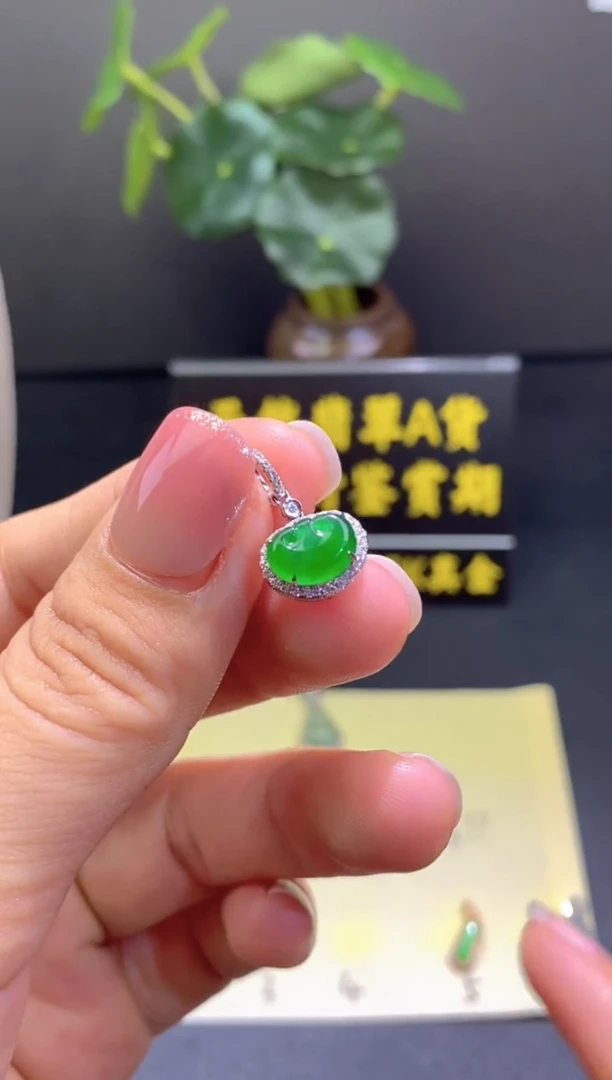 翡翠18K金镶嵌颈饰翡翠吊坠