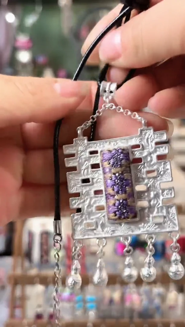 彩云南阁非遗老绣饰品105*