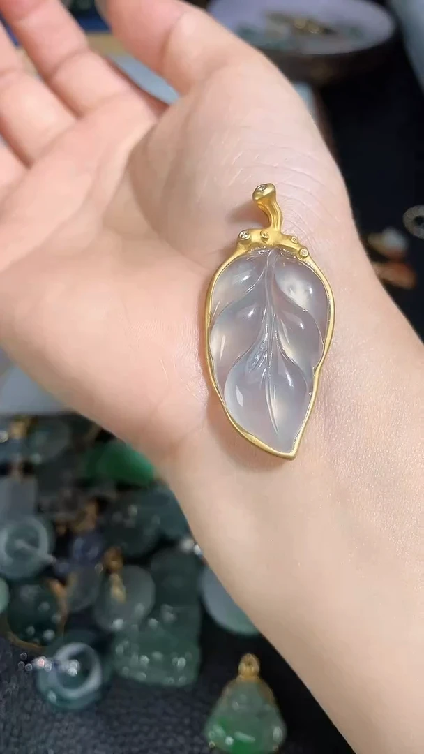 颈饰18K金镶嵌翡翠2026122601