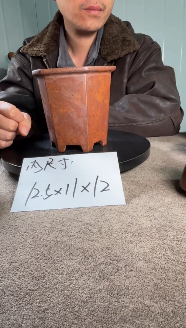 A宜兴紫砂小花盆