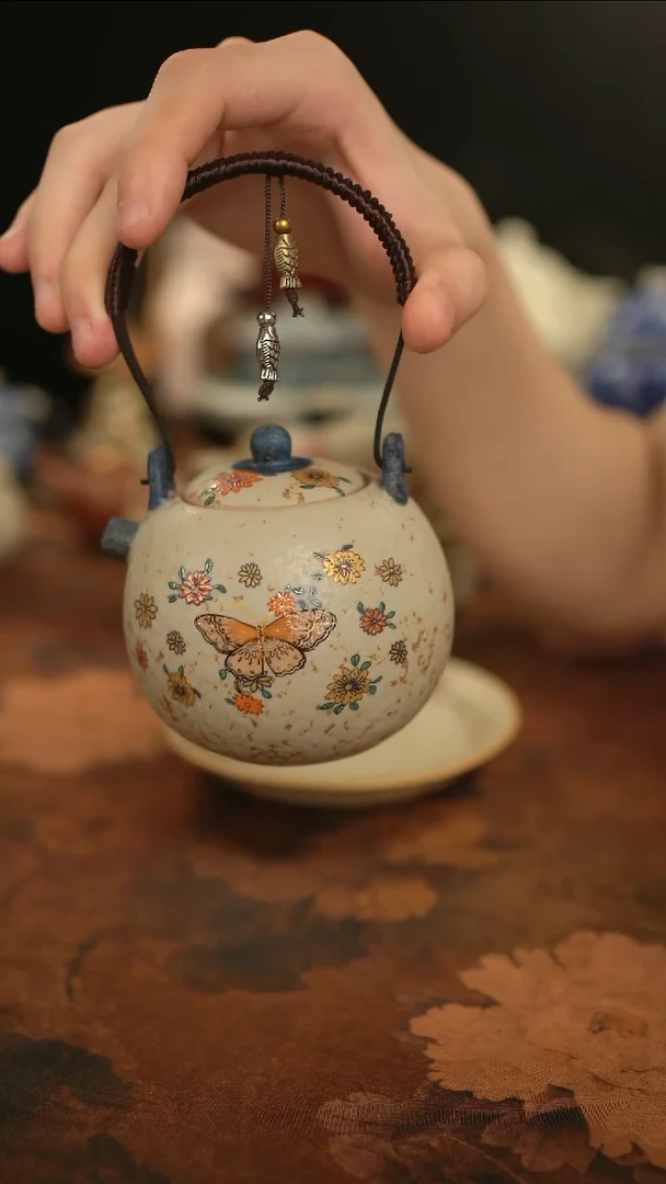摩吉陶陶闪拍链接 蝴蝶恋花焦糖釉提梁壶