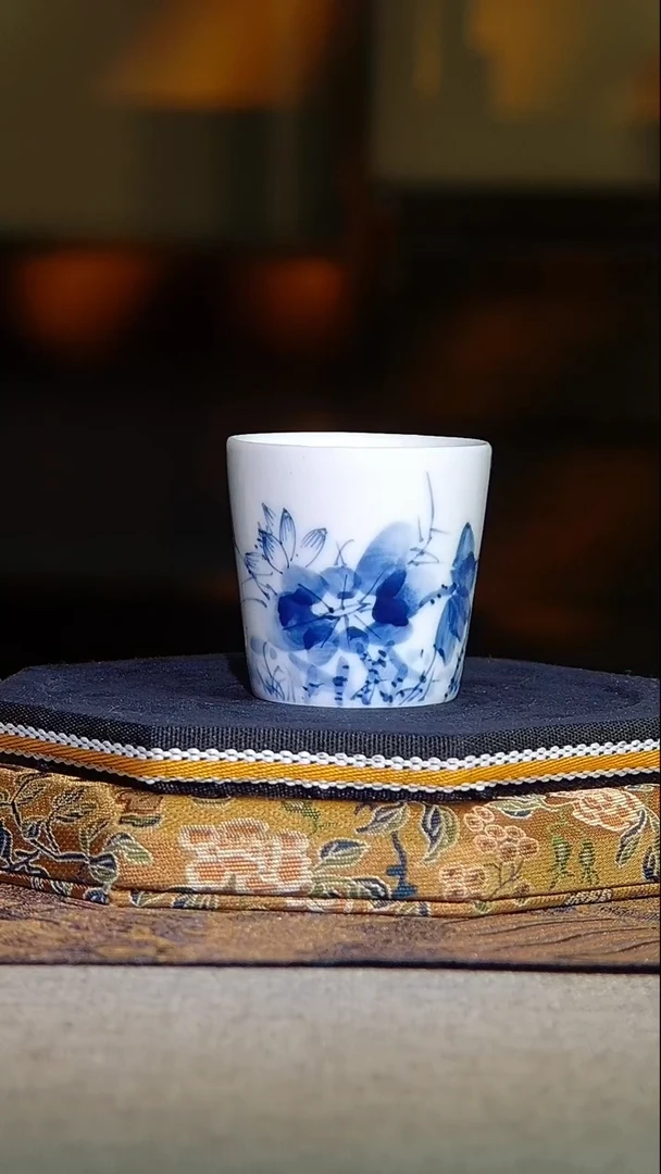 景德镇全手绘高温青花荷花直口