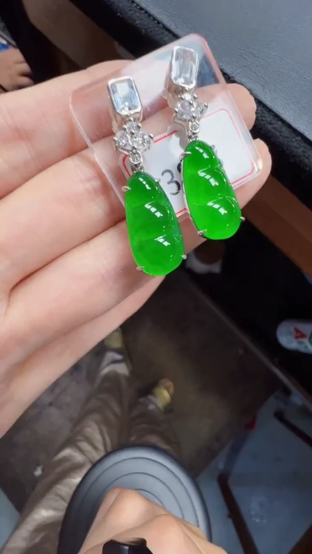 未镶嵌定制翡翠翡翠A货有轻微色差属于正常现象，耳钉多样性发货1