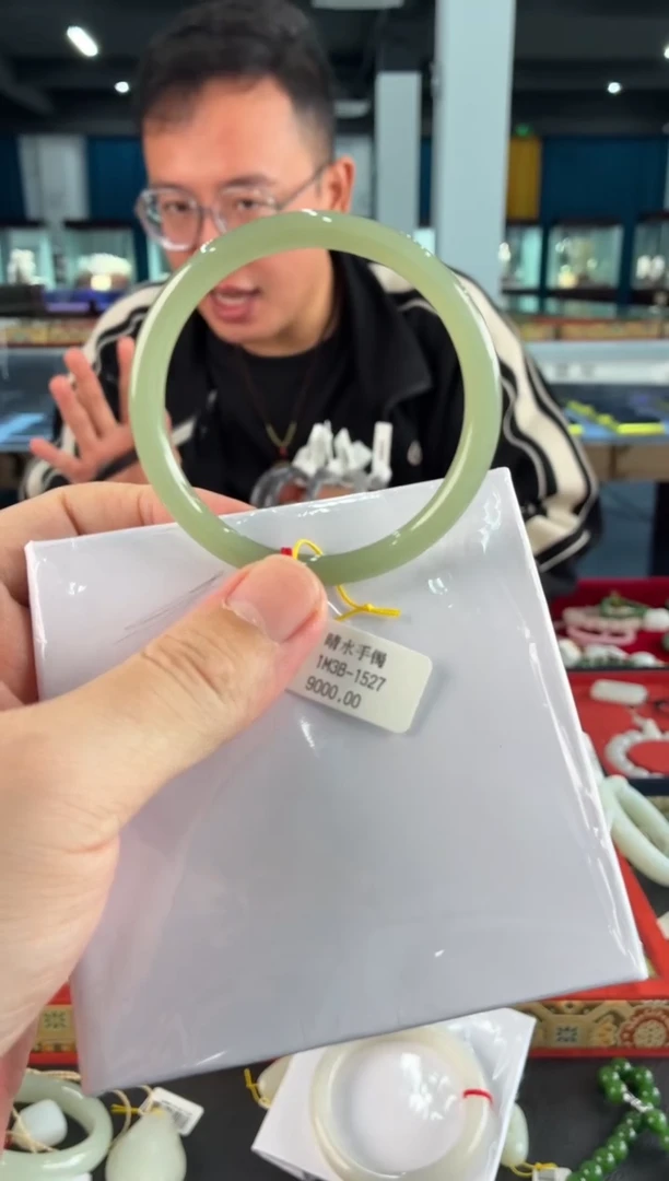 颈饰未镶嵌和田玉绿*手镯