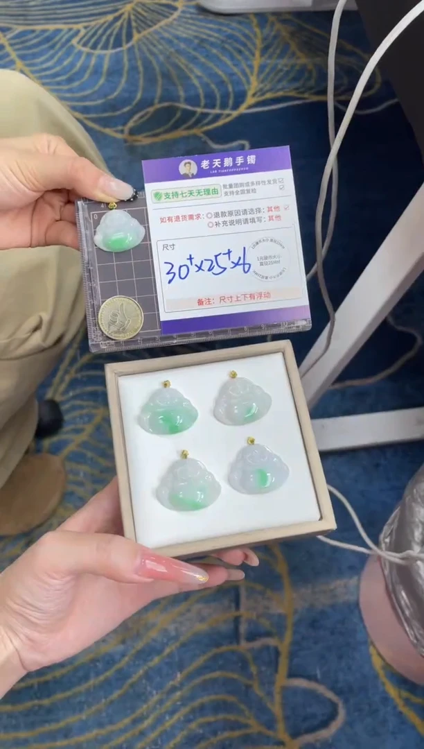 18K金镶嵌挂件翡翠佛公(绿)FL12/多样性发其一CP配绳