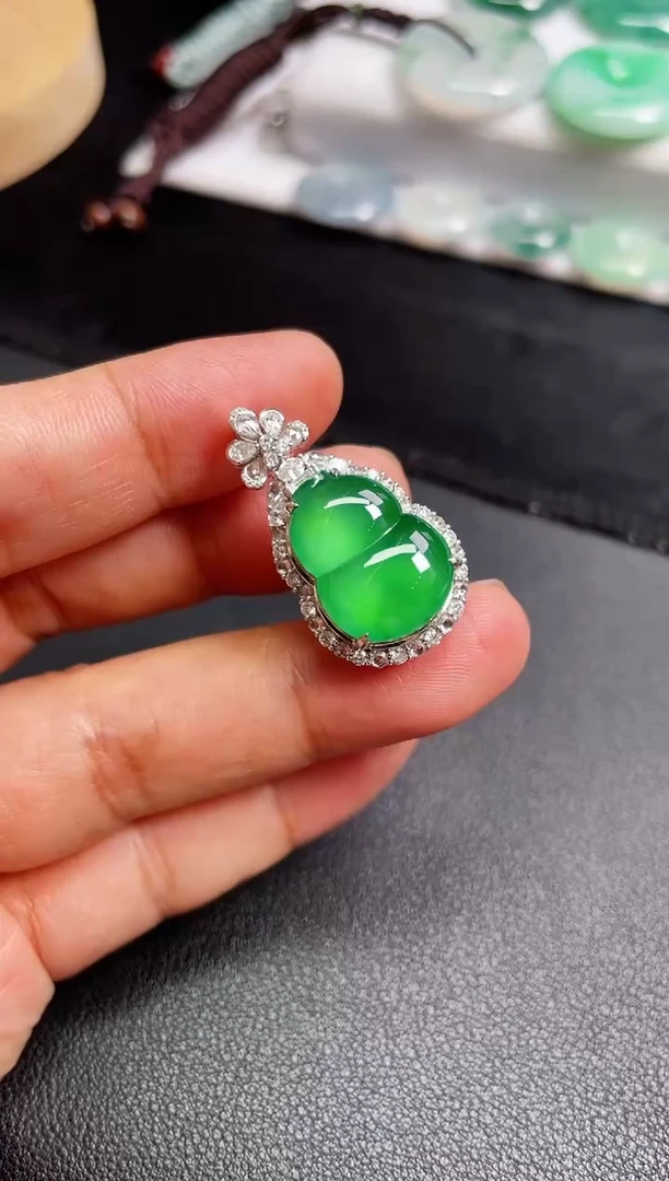 翡翠18K金镶嵌颈饰葫芦