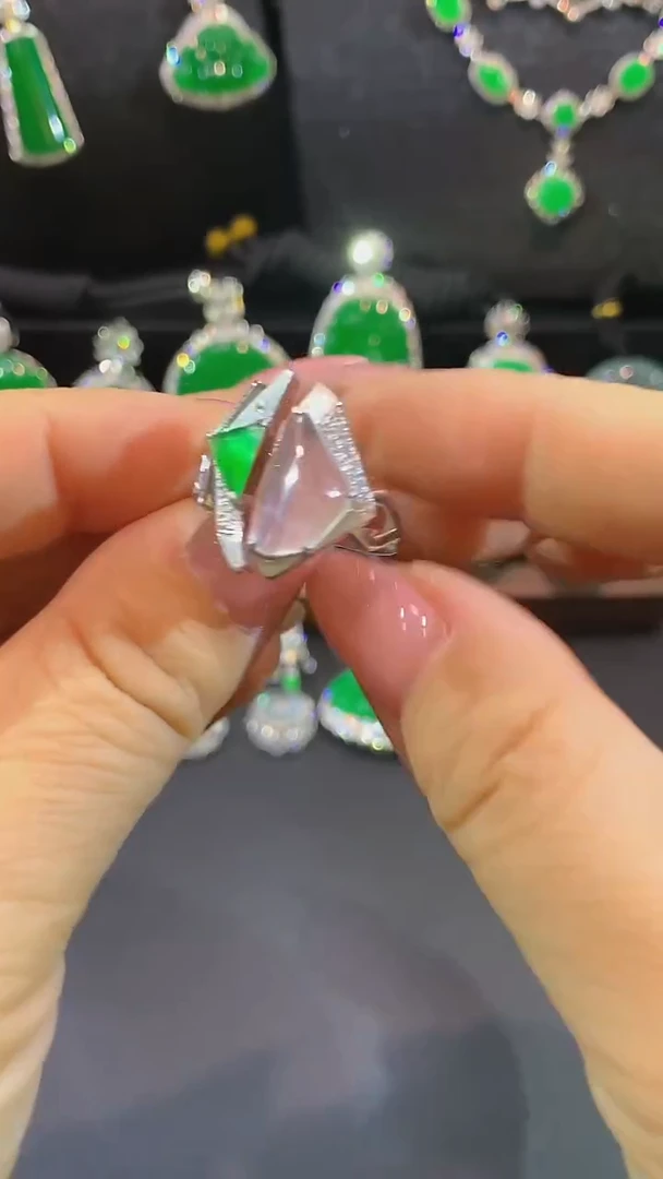 18K金镶嵌戒指翡翠戒指