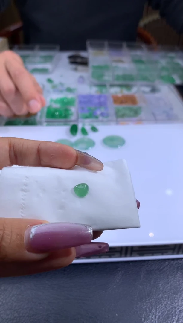 裸石翡翠桃**白翡翠