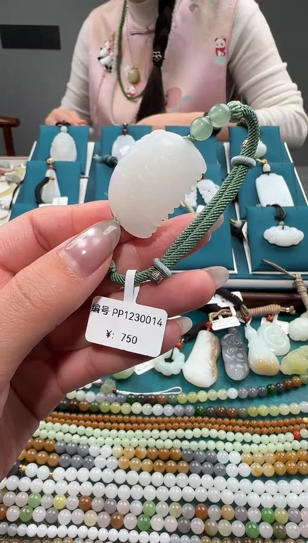 颈饰未镶嵌和田玉手牌 PP