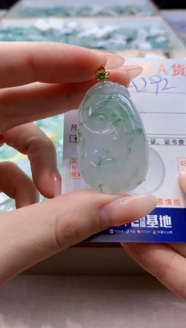颈饰18K金镶嵌翡翠天然缅甸a货翡翠