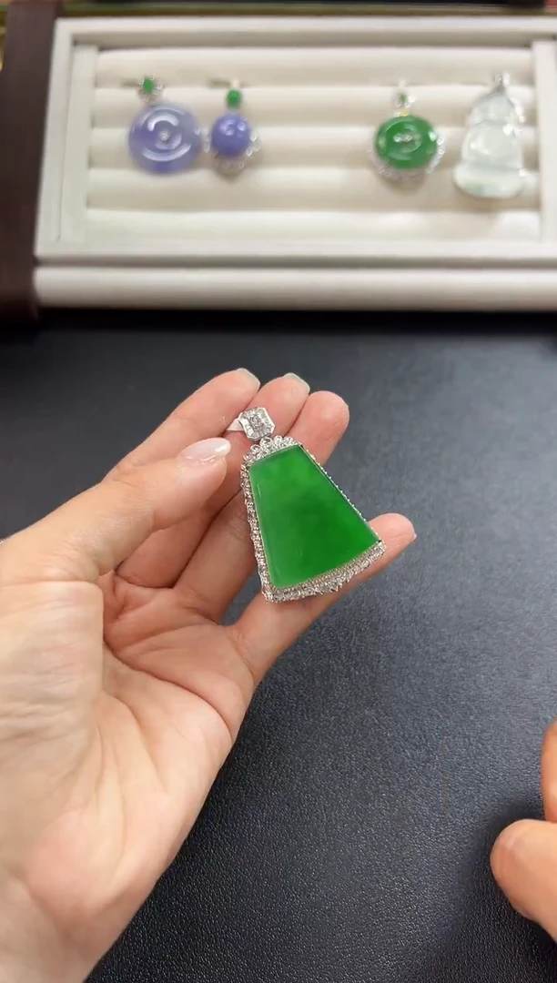 颈饰18K金镶嵌翡翠KHF1206-012