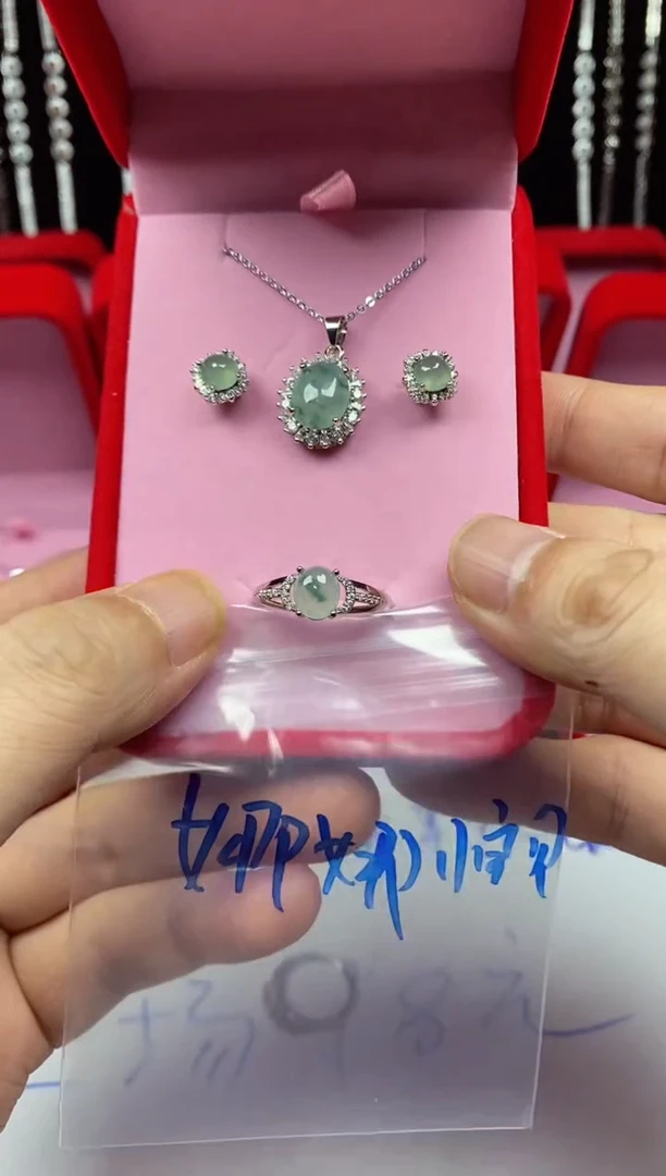 未镶嵌戒指翡翠娜***贝翡翠吊坠