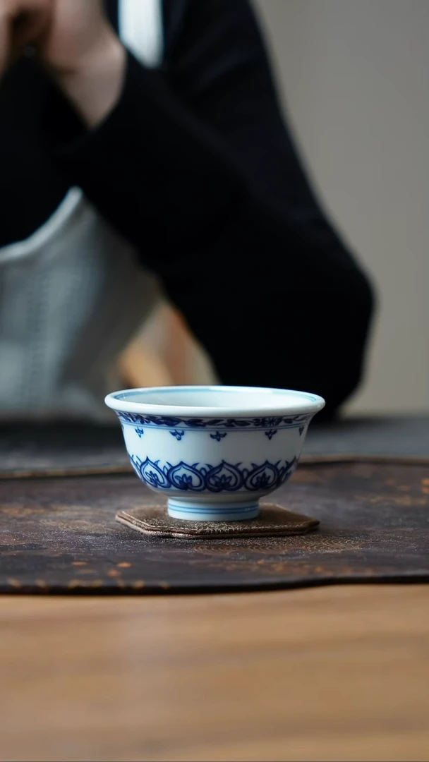 宁封窑青花宝象纹压手杯