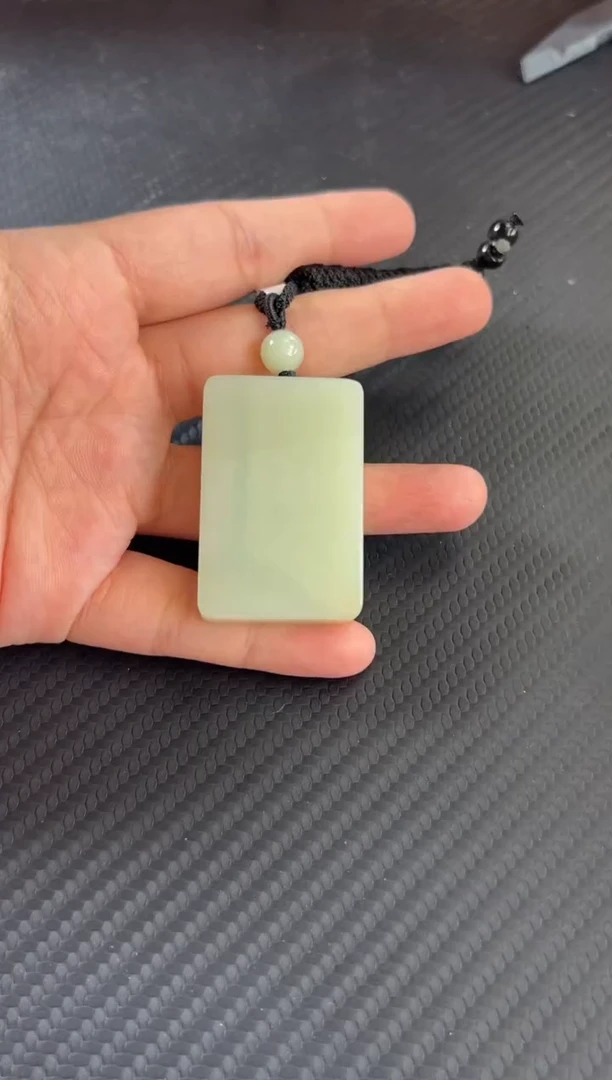 和田玉未镶嵌吊坠(赠链)且末微色差迪克兰二细吊坠m