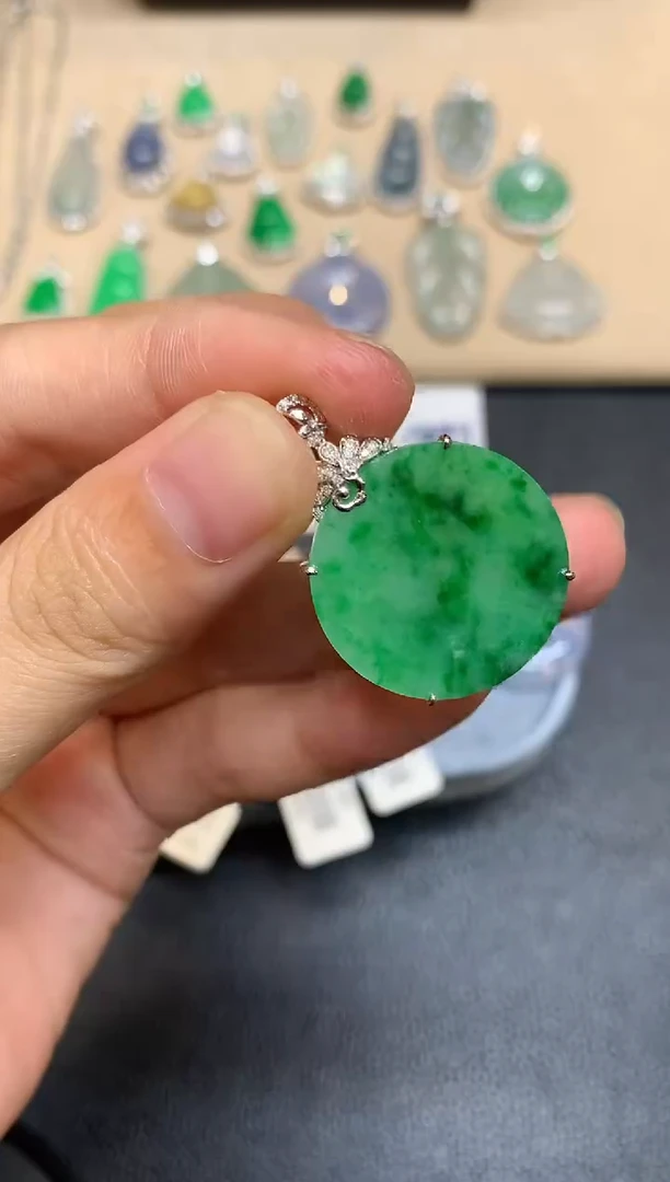 颈饰18K金镶嵌翡翠无事牌【无服务费【48小时鉴赏期】