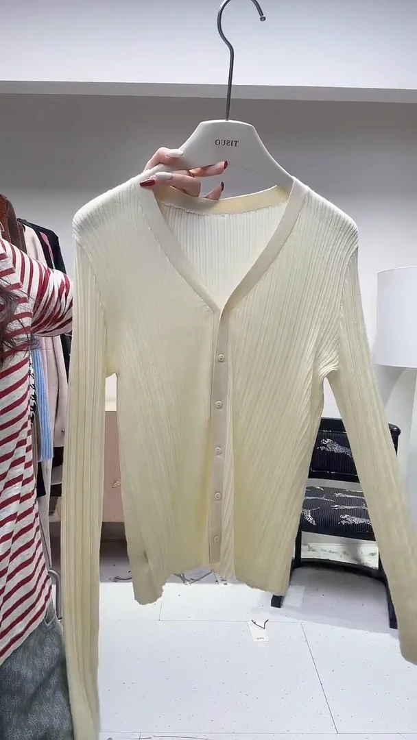 鹅黄色V领修身打底衫