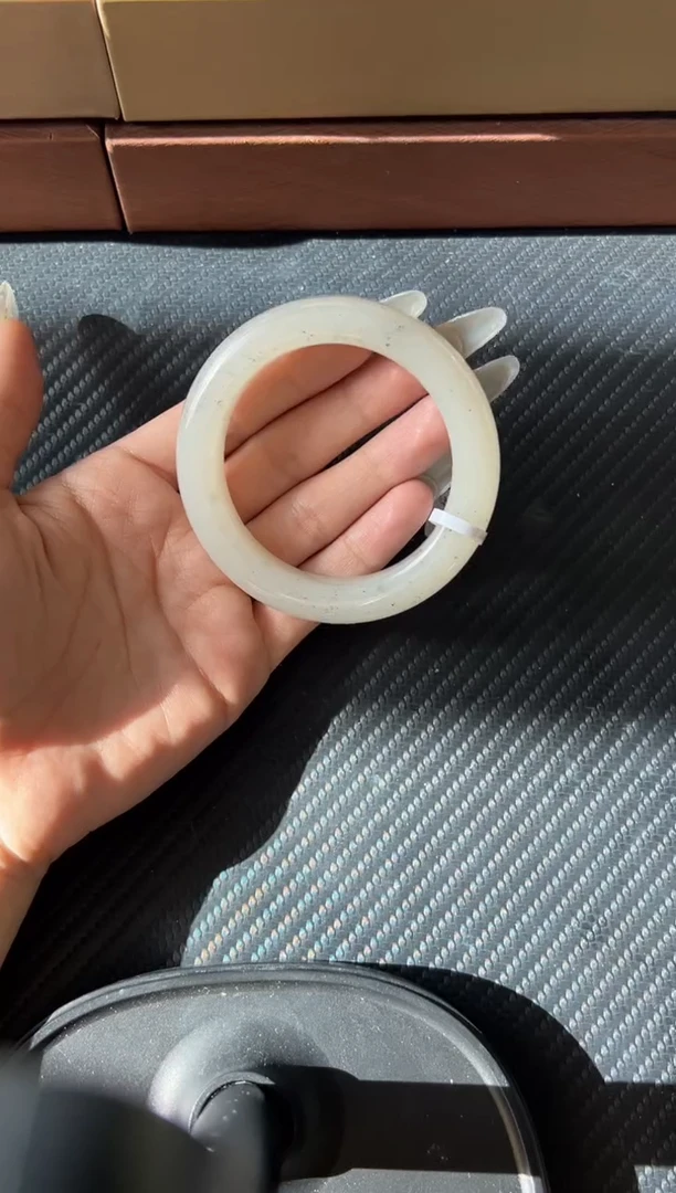 未镶嵌手镯和田玉黑山微色差56手镯