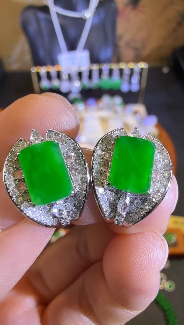 【闪购商品】翡翠耳饰18K金镶嵌正阳满绿葫芦耳包