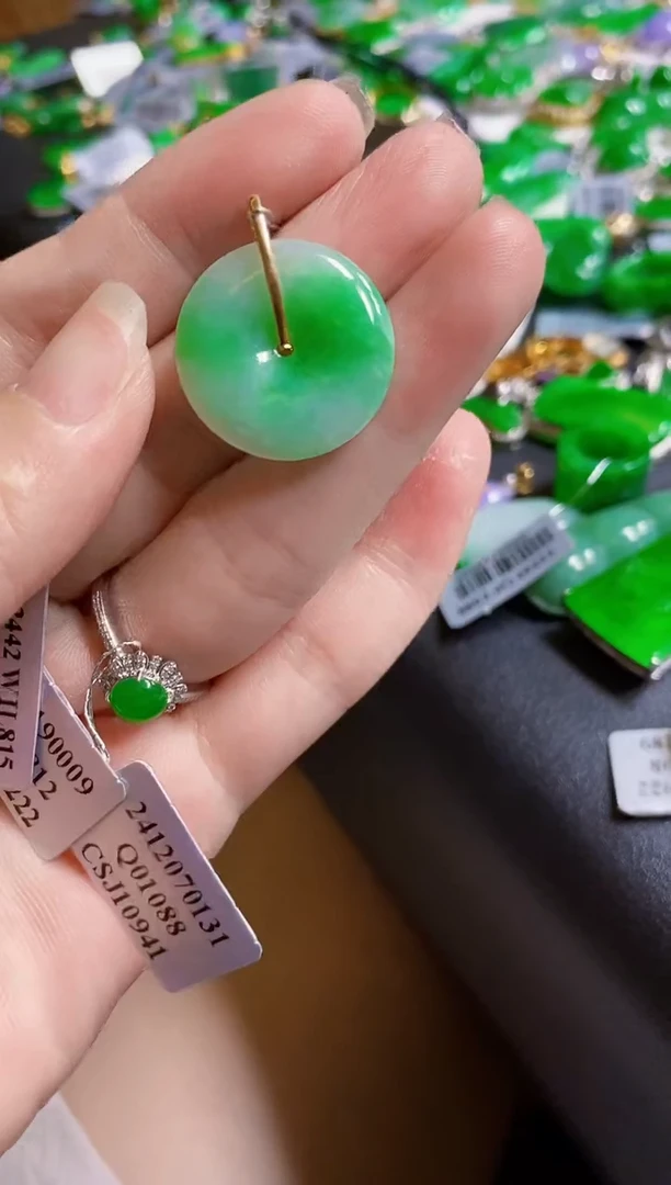 定制翡翠18K金镶嵌扣